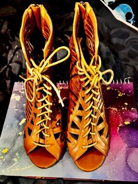 Rue 21 2, Etc.! Sz. M(7/8) High Heeled Women’s lace-up sandals! 👡